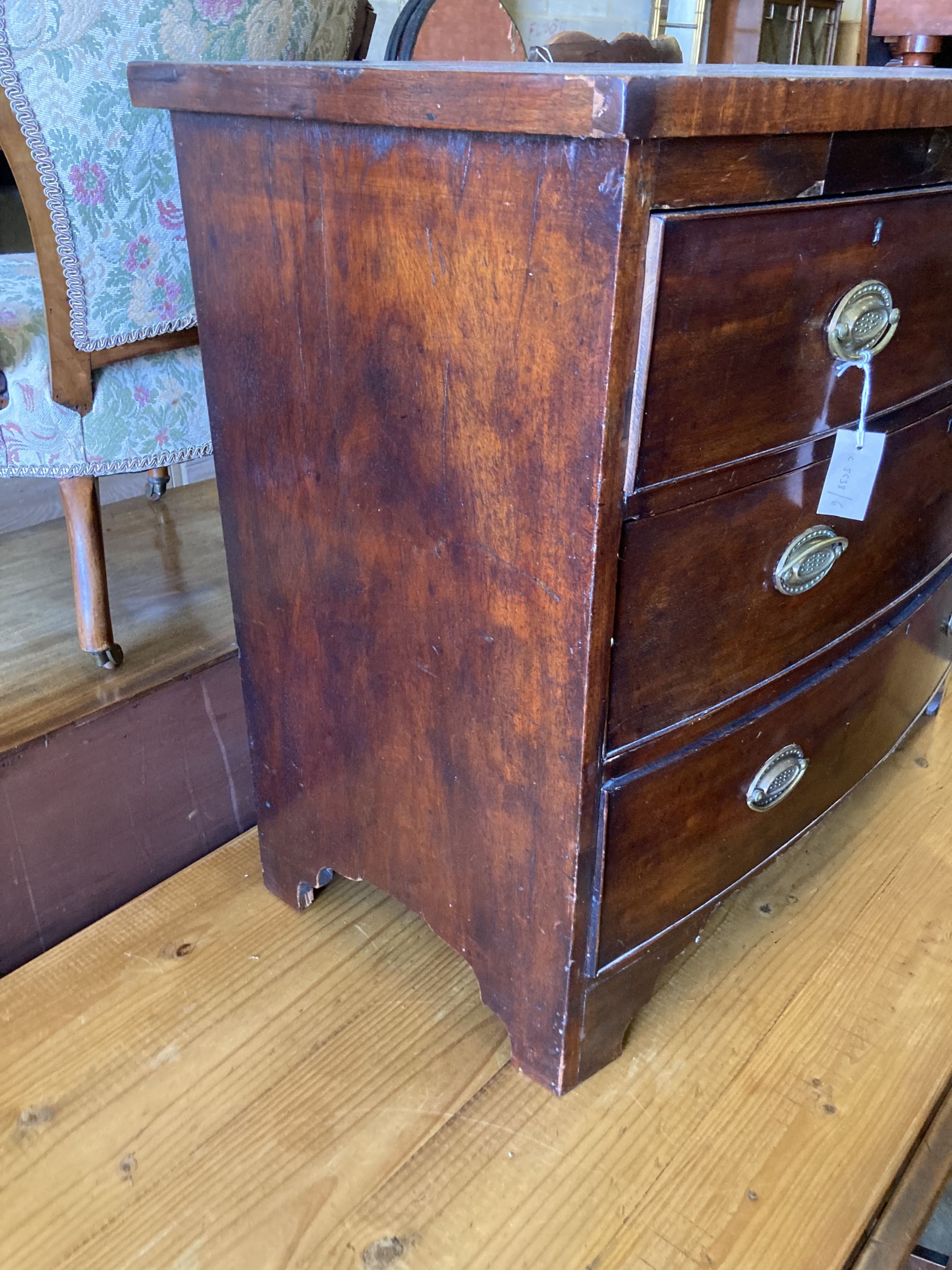 A Regency mahogany bow front chest of drawers, with brass handles, width 101cm, depth 52cm, height 82cm